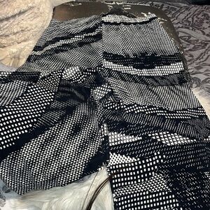 #933| Chico's (sz 1) Black and White Patterned Travelers- never wrinkles